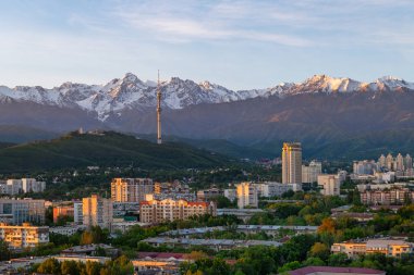 Bir bahar sabahı Kazak şehri Almaty 'nin merkezi panoramik hava manzarası