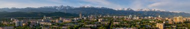 Bir bahar sabahı Kazak şehri Almaty 'nin merkezi panoramik hava manzarası