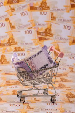 Hindistan Cumhuriyeti 'nin 100 rupilik banknotuyla Rusya Federasyonu' nun 100 rublelik banknotları karşı karşıya.