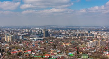 Almaty, Kazakistan, 04.02 2019. Bir bahar günü Kazakistan 'ın en büyük şehri olan Almaty' nin hava manzarası..
