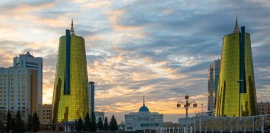 Kazakistan 'ın başkenti Astana' nın ve başkanlık konutu Akorda 'nın merkezi dramatik bir bahar sabahı altında..