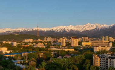 Bir bahar günü Kazakistan 'ın en büyük şehri olan Almaty' nin hava manzarası..
