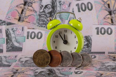 100 Çek kronu banknotunun arka planına karşılık çeşitli mezheplerden Çek sikkeleri