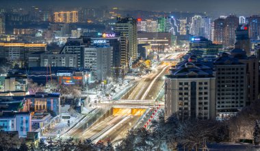 Almaty, Kazakistan, 03.12, 2026. Kazakistan 'ın en büyük şehri, Almaty' nin, sabahın erken saatlerinde kar yağışı sonrası Kok Tobe Dağı 'ndan manzarası..