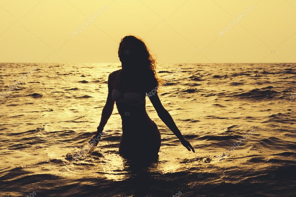 Resultado de imagen de sombra de mujer en la playa