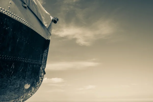 Boat is covered with a tarpaulin against the sky — Stock Image Boat is covered with a tarpaulin against the sky Stock Photo