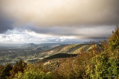 Muhteşem ışık ve bulut oyunlarıyla sunucu dağ günbatımı