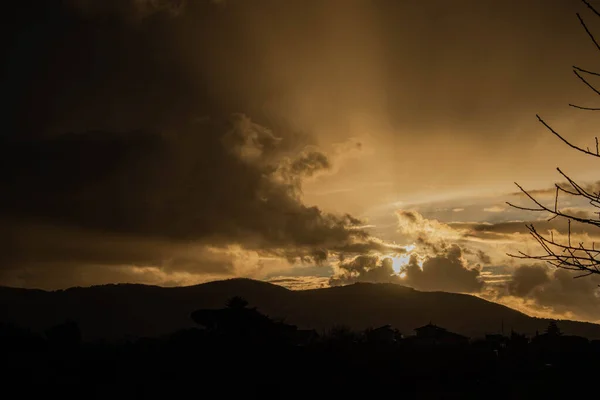 光とおとぎ話の雲の遊びの中で魅惑的な山の夕日 — ストック写真