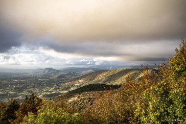 Muhteşem ışık ve bulut oyunlarıyla sunucu dağ günbatımı
