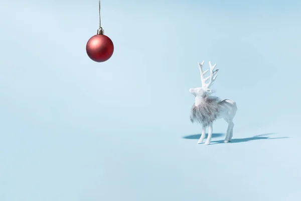 Renne Noël Avec Ampoule Rouge Sur Fond Bleu Pastel Carte — Photo