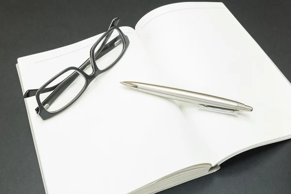 Gözlük ve bir kalem kitap — Stok fotoğraf