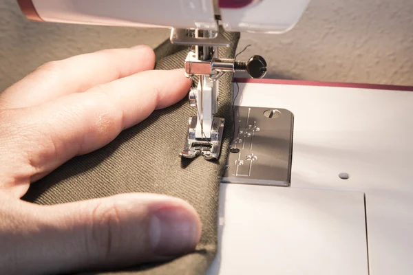 Proses menjahit dalam fase overstitching — Stok Foto