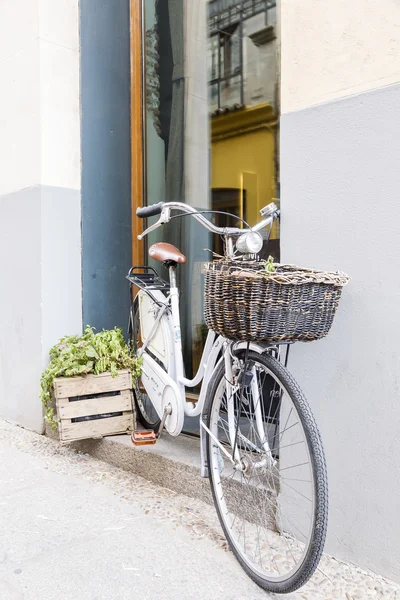 Vit cykel med rotting korg — Stockfoto