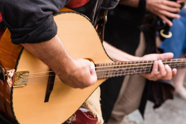 Straat muzikant spelen — Stockfoto