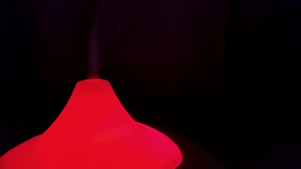 Uap dari pelembab udara dengan lampu merah pada latar belakang gelap — Stok Video