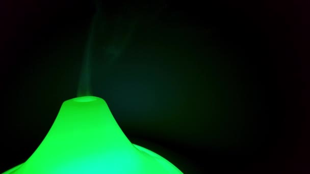 Vapor del humidificador de aire con luz verde sobre un fondo oscuro — Vídeo de stock