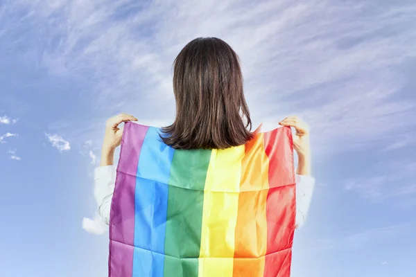 Vrouw Met Regenboogvlag Met Blauwe Lucht Achtergrond Concept Lgtb Horizontaal — Stockfoto