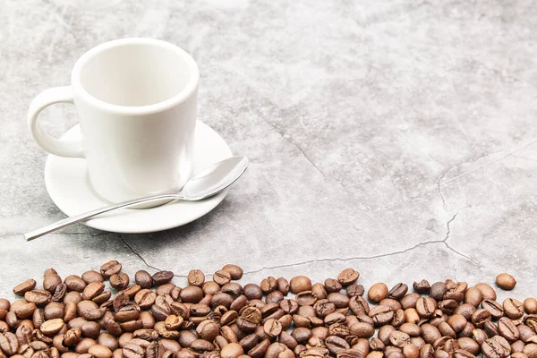 Grupo Granos Café Junto Una Taza Con Espacio Para Copiar — Foto de Stock