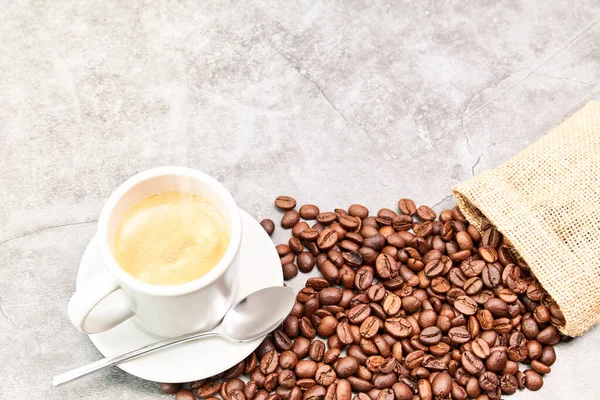 Grupo Granos Café Junto Una Taza Café Caliente Con Espacio — Foto de Stock