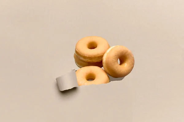 Delicioso Donut Aparecendo Através Papelão Quebrado Conceito Comida Doce — Fotografia de Stock