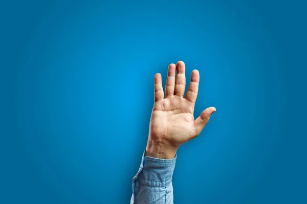 Man Arm Gebaar Met Open Hand Geïsoleerd Blauwe Achtergrond Begrip — Stockfoto