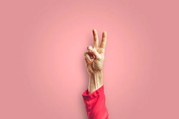 Woman Arm Making Victory Gesture Hand Isolated Pink Background Gesture — Stock Photo, Image