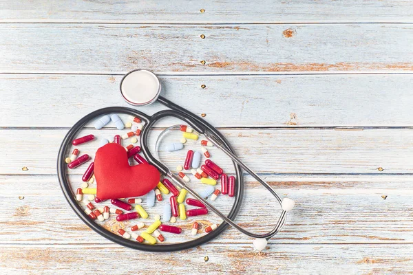 Sztetoszkópot Pirulákat Vörös Szívet Szívvizsgálat Egészségügyi Koncepció Egészségügy Szív Világnapja — Stock Fotó