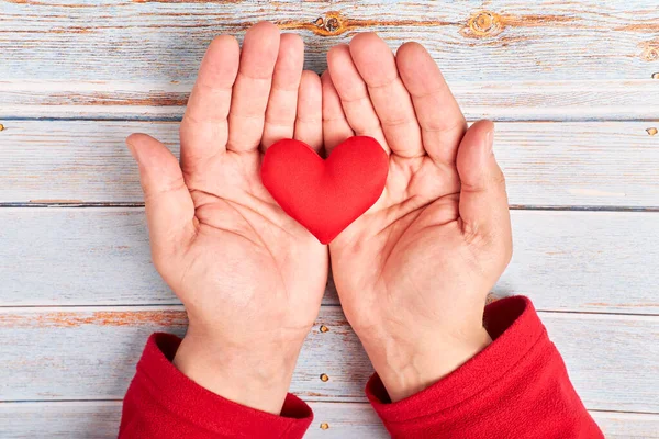 Manos Hombre Sosteniendo Corazón Rojo Atención Médica Donar Día Mundial — Foto de Stock