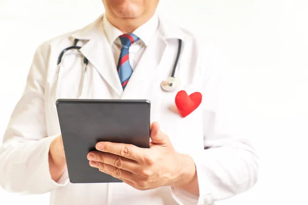 Врач Красным Сердцем Консультируется Таблеткой Просмотреть Данные Пациентов Концепция Здравоохранения — стоковое фото
