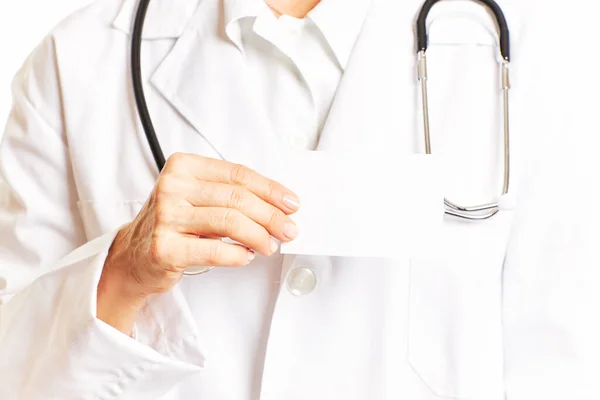 Vrouwelijke Dokter Met Een Blanco Kaart Gezondheids Zorgconcept — Stockfoto