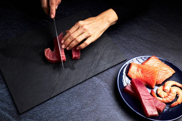 Vrouwelijke Kok Bereidt Wat Stukjes Blauwvintonijn Zalm Sushi Maken Een — Stockfoto