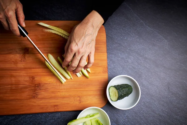 Cozinhe Pedaços Pepino Tiras Com Uma Faca Para Fazer Sushi — Fotografia de Stock