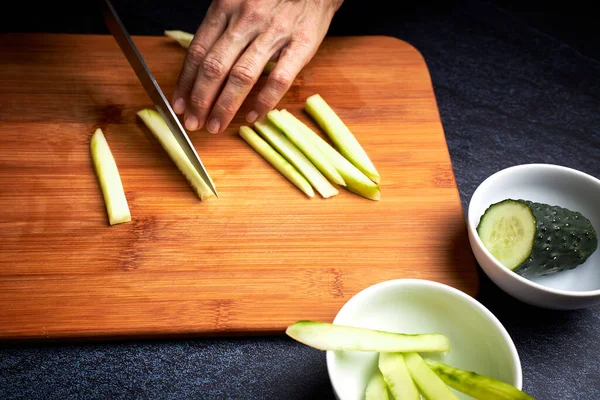 Cozinhe Pedaços Pepino Tiras Com Uma Faca Para Fazer Sushi — Fotografia de Stock