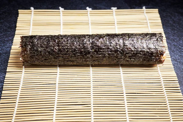 Chef Hembra Preparando Rollo Con Arroz Nori Para Delicioso Sushi — Foto de Stock