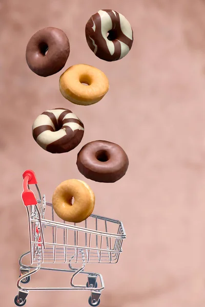 Composição Diferentes Tipos Donuts Caindo Carrinho Compras Conceito Comida Gorda — Fotografia de Stock