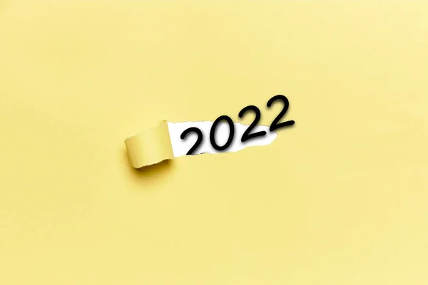 Αριθμός 2022 Βγαίνει Από Ένα Σπασμένο Κίτρινο Χαρτόνι Πρωτοχρονιά Έναρξη — Φωτογραφία Αρχείου