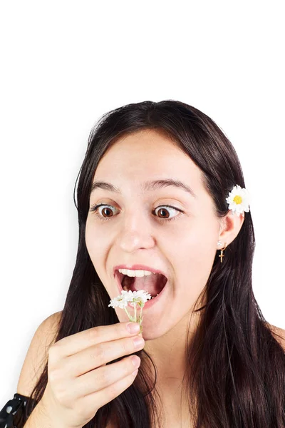 Teenager Frau Spielt Mit Einem Gänseblümchen Auf Weißem Hintergrund Spaßkonzept — Stockfoto