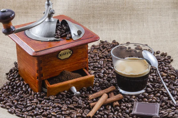 Café, taza y molinillo — Foto de Stock