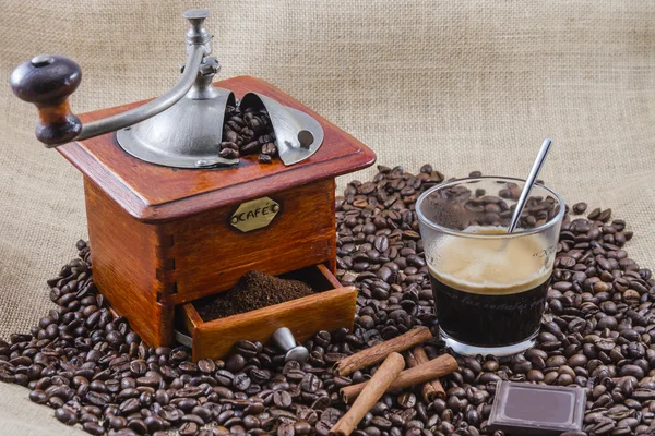 Café, taza y molinillo — Foto de Stock