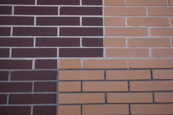 Кирпичная стена различных цветов с геометрическими формами — стоковое фото