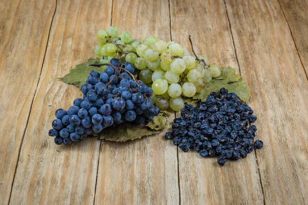 Виноград чорний, білий і сушений — стокове фото