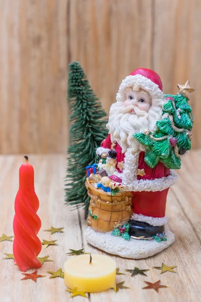 Санта-Клаус со свечой и елкой — стоковое фото