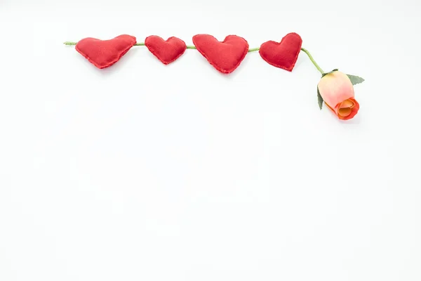 Sztuczna róża z czterech serca i puste pod nimi — Zdjęcie stockowe