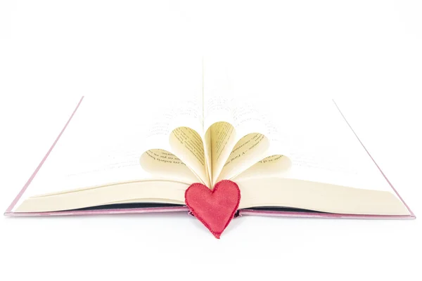 Offenes Buch und ein rotes Herz neben dem Buch — Stockfoto