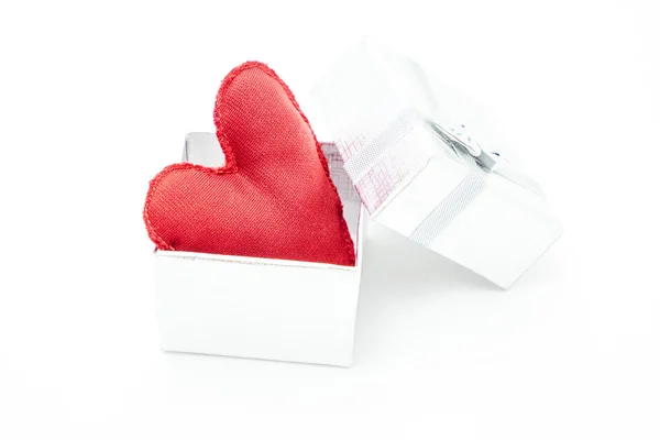 Caja de regalo con un arco y un corazón rojo en el interior — Foto de Stock