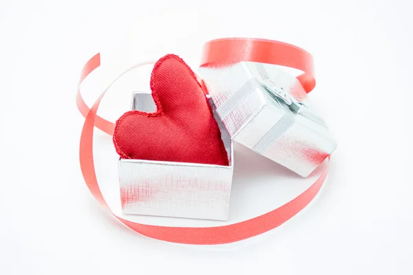 Pudełko z kokardą i czerwone serce wewnątrz — Zdjęcie stockowe