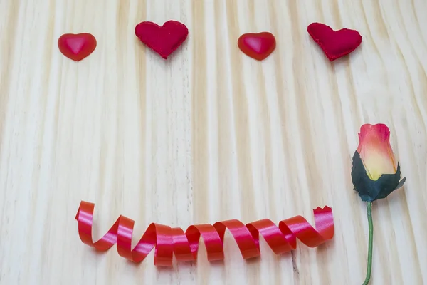 Cuatro corazones rojos con un fondo rosa para San Valentín — Foto de Stock