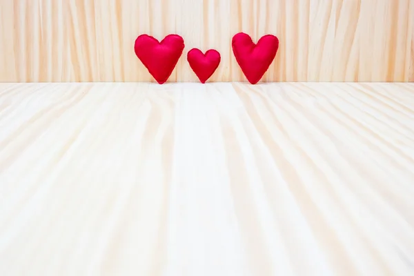 Trzy czerwone serca na tle drewniane na Walentynki — Zdjęcie stockowe