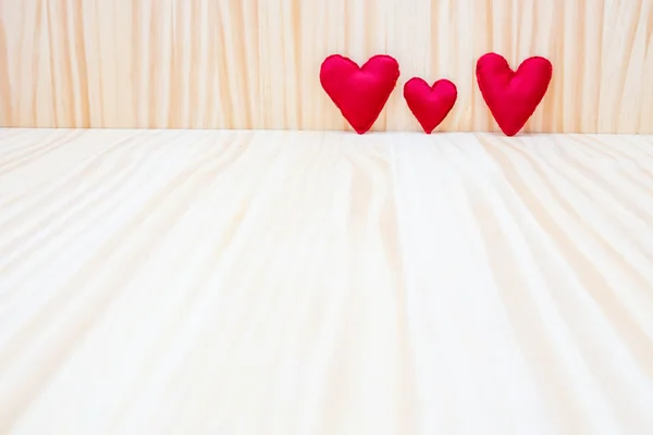 Trzy czerwone serca na tle drewniane na Walentynki — Zdjęcie stockowe