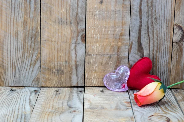 Két piros szív Valentin-napra egy fából készült háttér — Stock Fotó